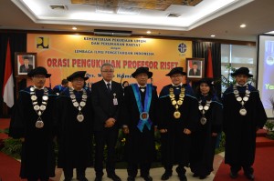 FOTO PROF RISET PU